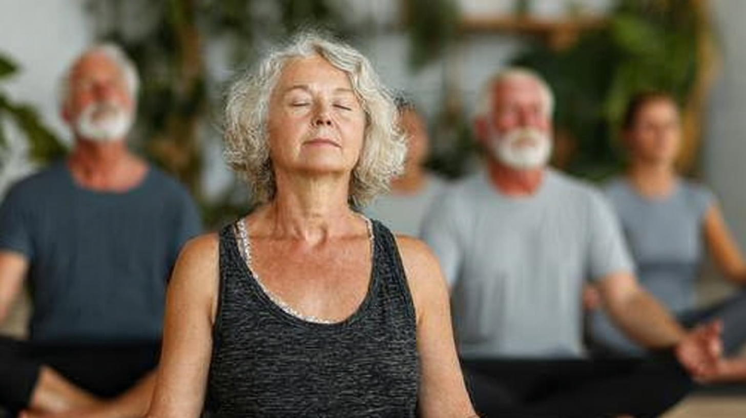 Волонтери навчають йоги у центрі соціального обслуговування